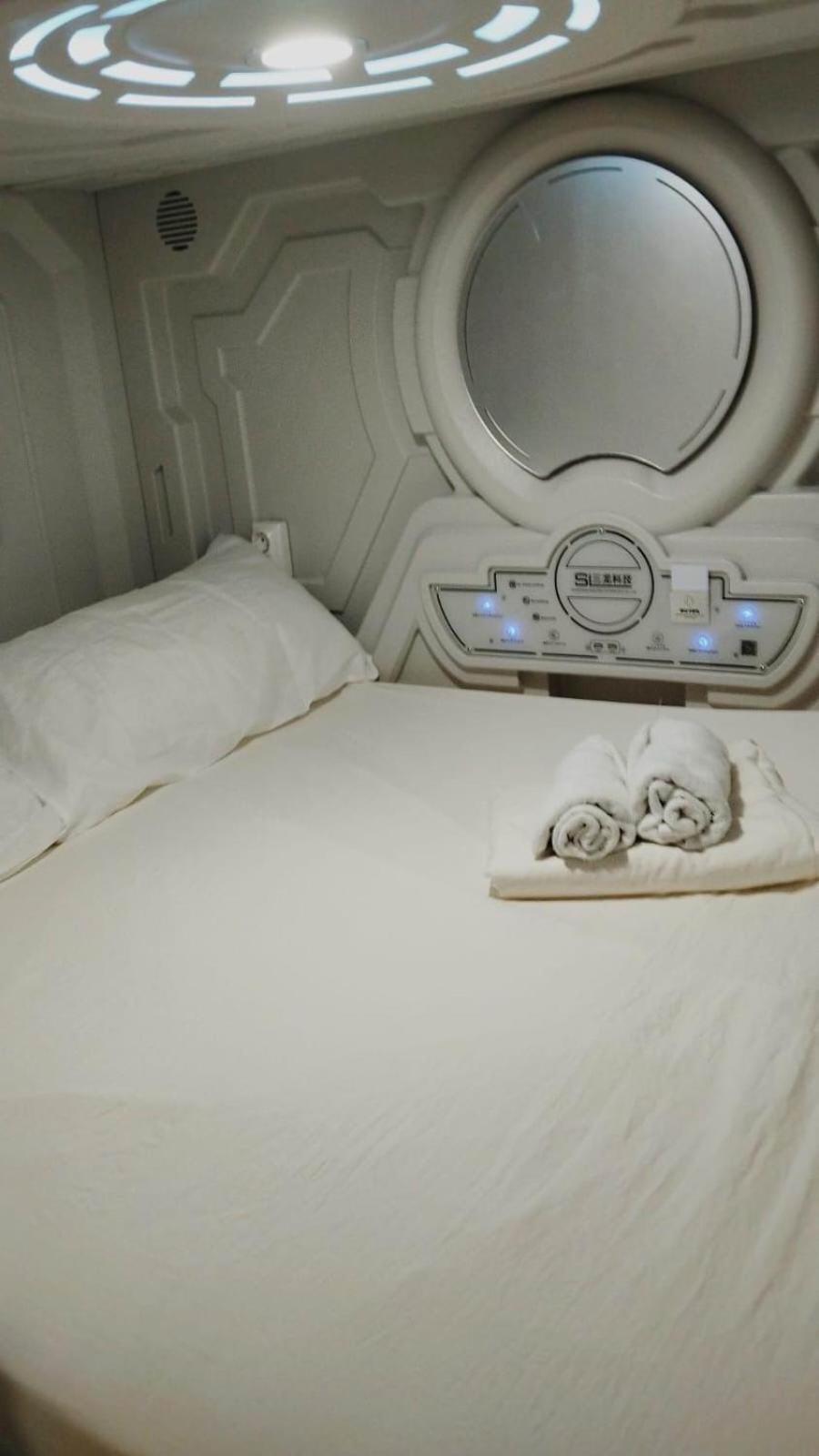 Air Hostel Capsules Airport Gavà Eksteriør bilde