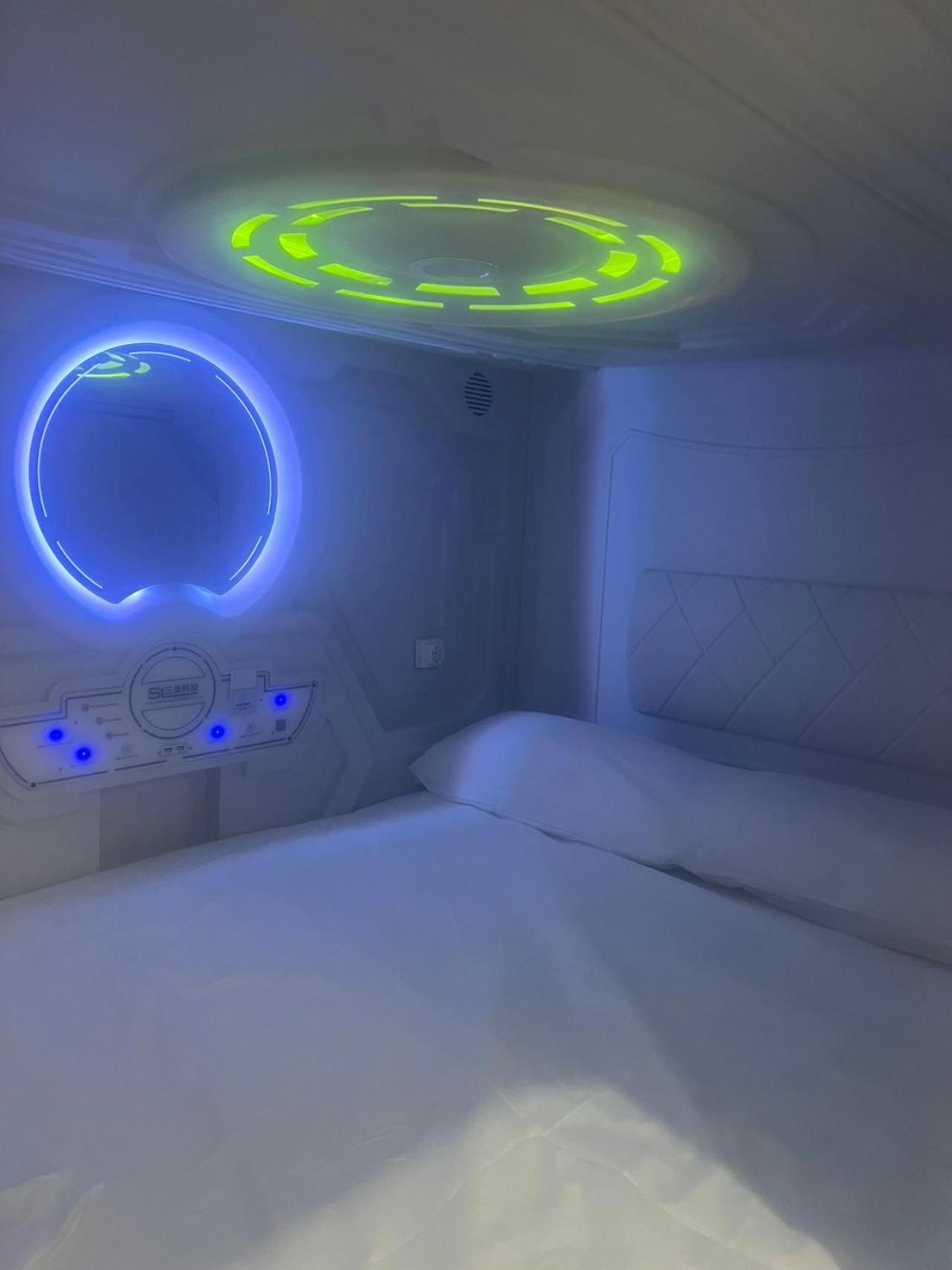 Air Hostel Capsules Airport Gavà Eksteriør bilde