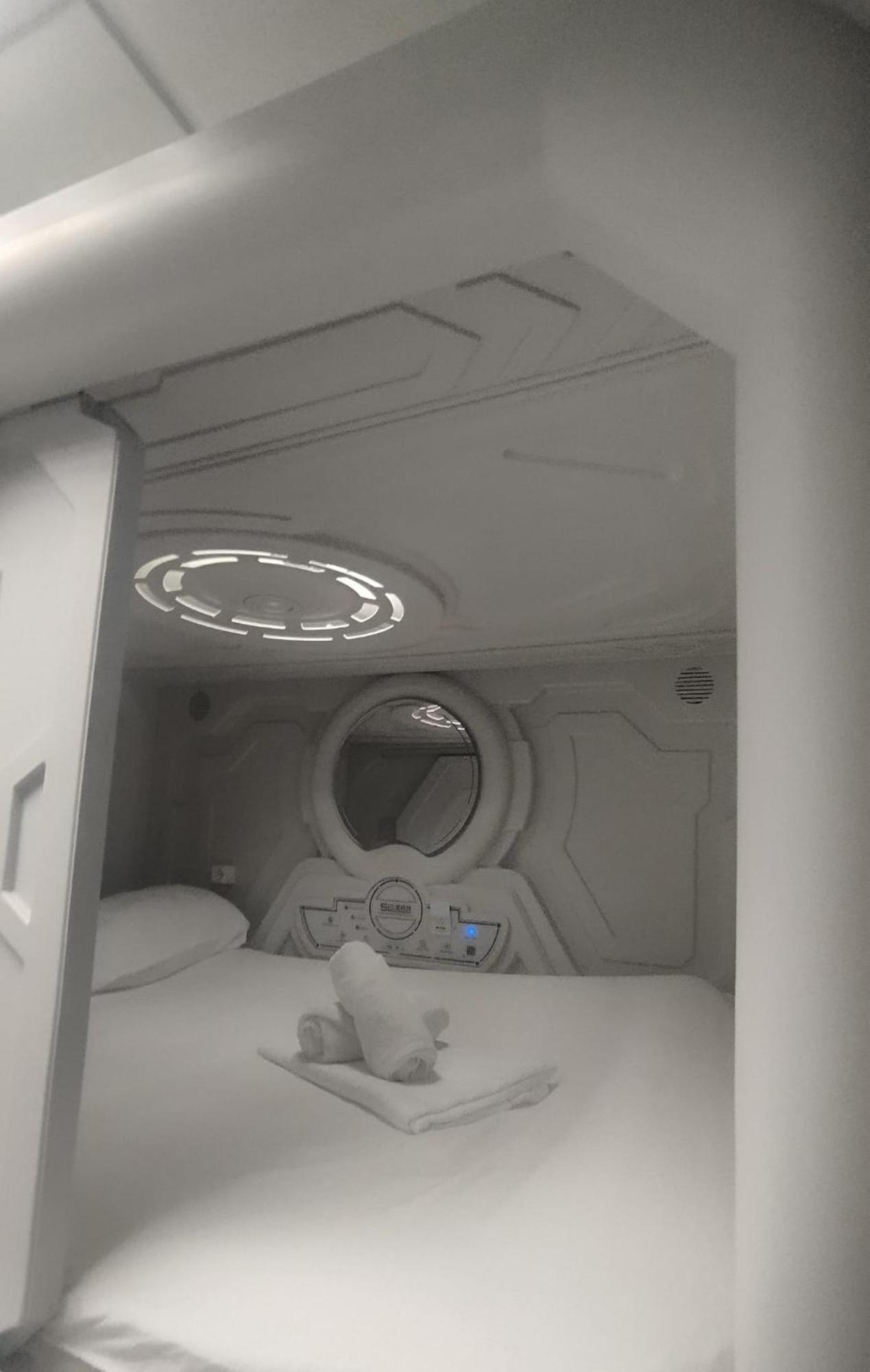 Air Hostel Capsules Airport Gavà Eksteriør bilde